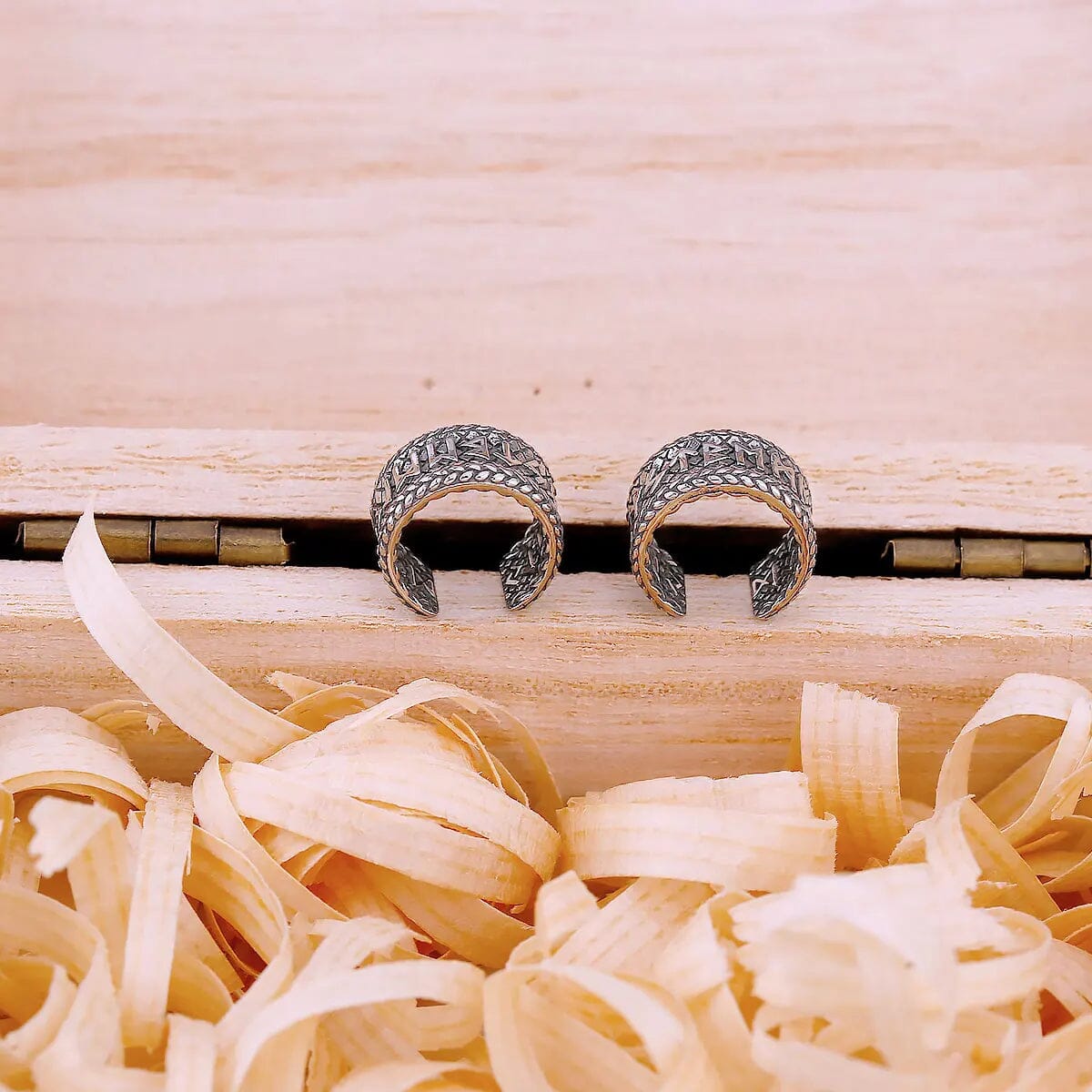 Brinco Ear Cuff Rúnico em Prata Envelhecida – Ajustável earrings Tesouros Vikings