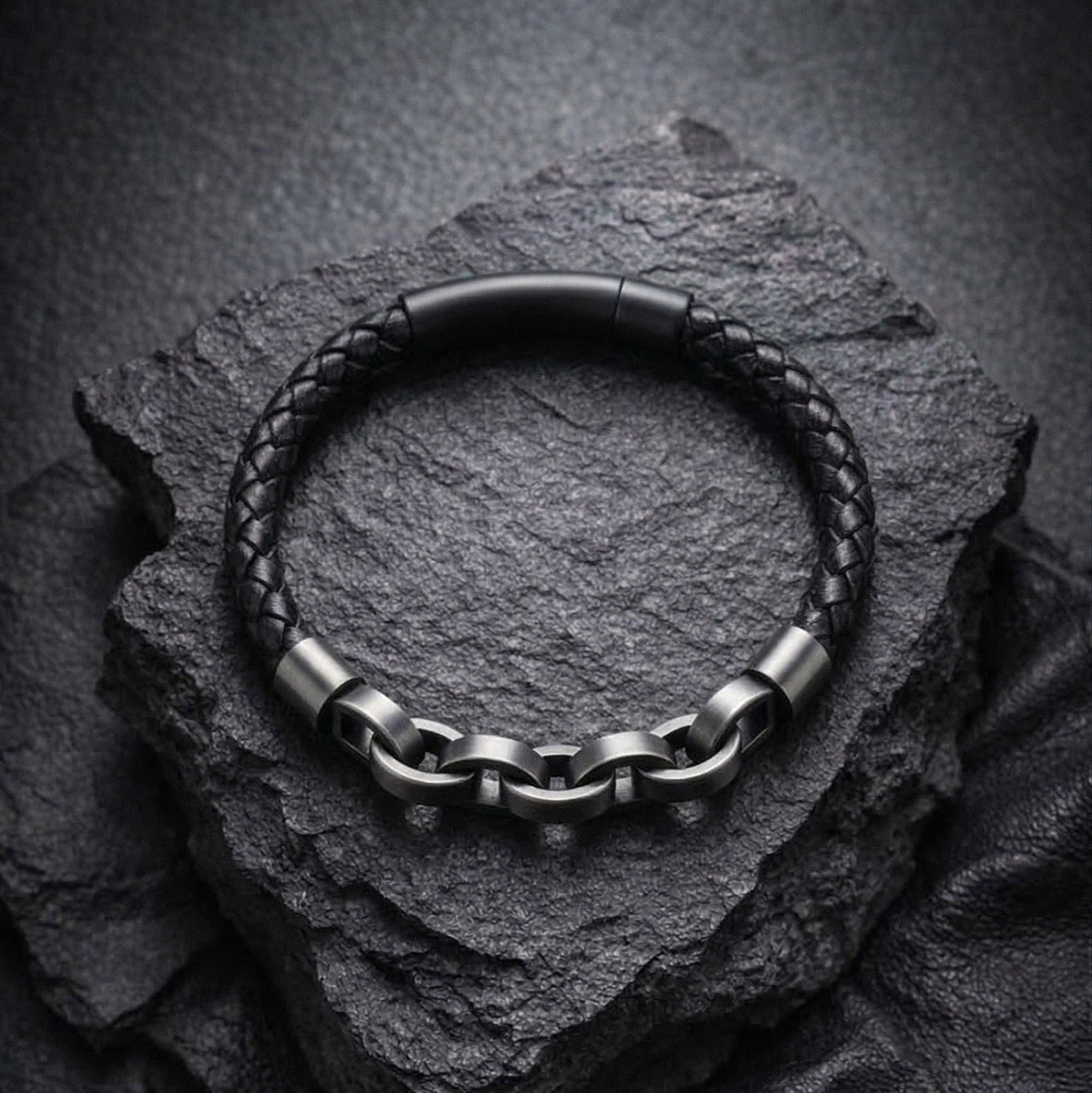 Pulseira de Couro e Correntes em Aço Inoxidável