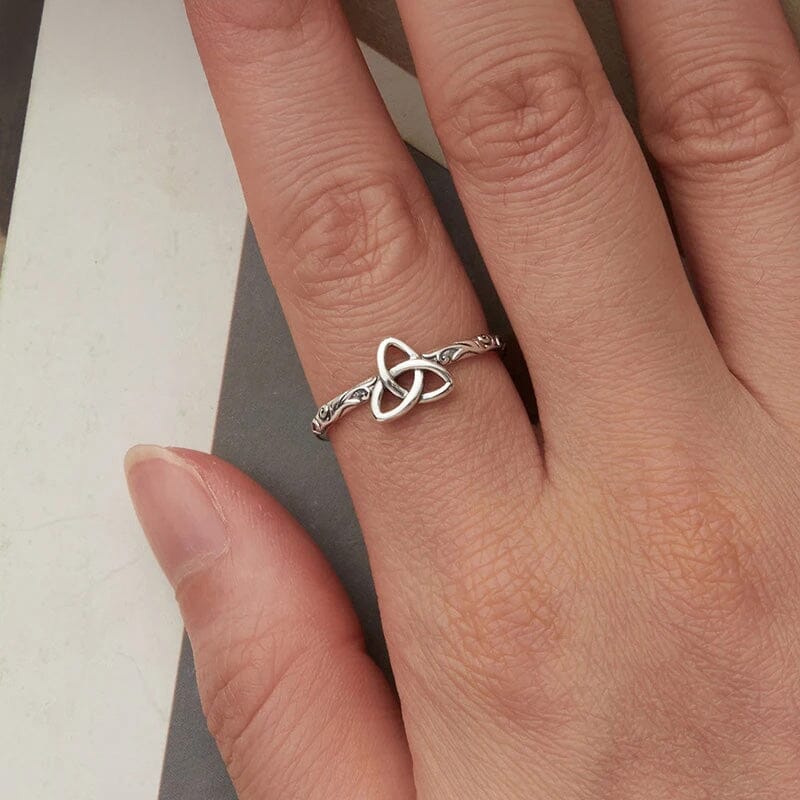 Anel Triquetra Celta em Prata 925 Ajustável Ring Tesouros Vikings