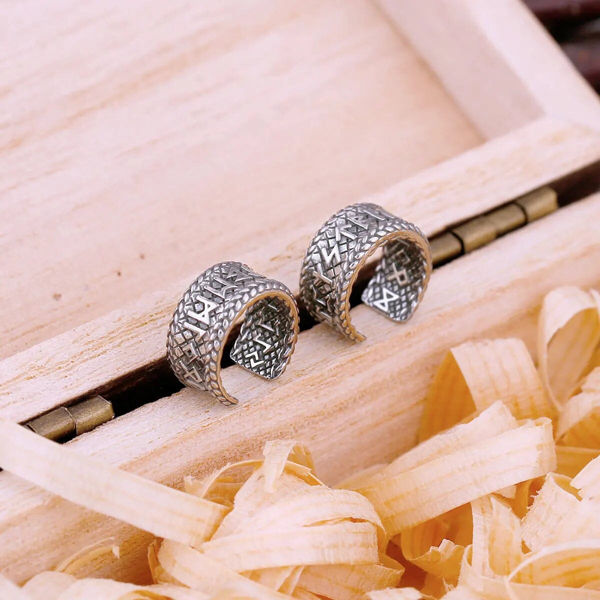 Brinco Ear Cuff Rúnico em Prata Envelhecida – Ajustável earrings Tesouros Vikings
