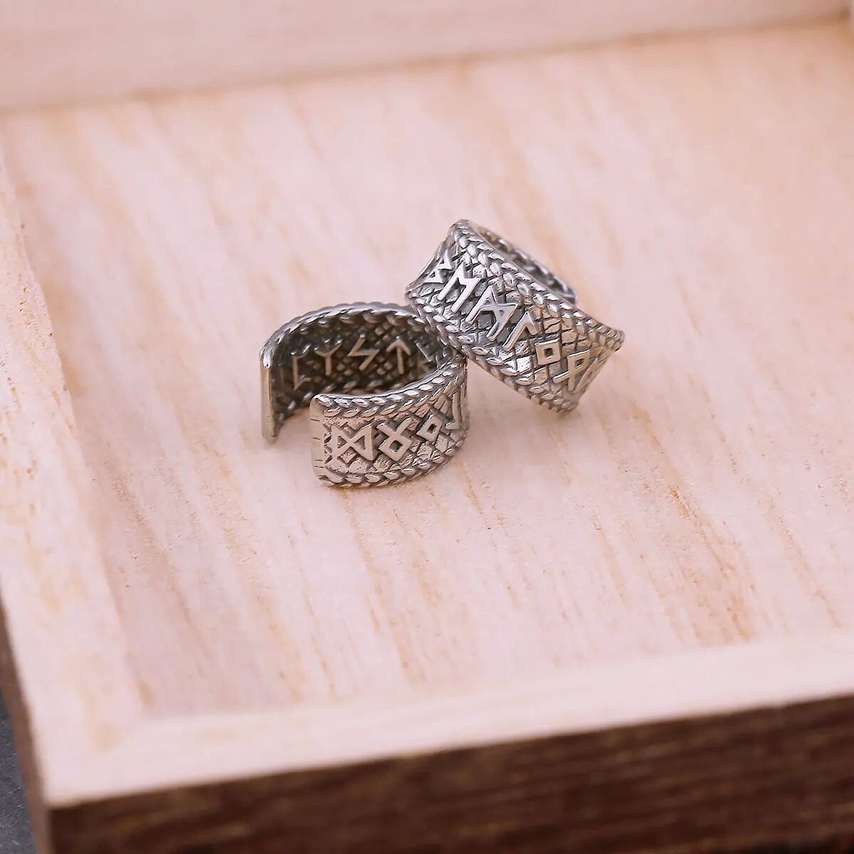 Brinco Ear Cuff Rúnico em Prata Envelhecida – Ajustável earrings Tesouros Vikings