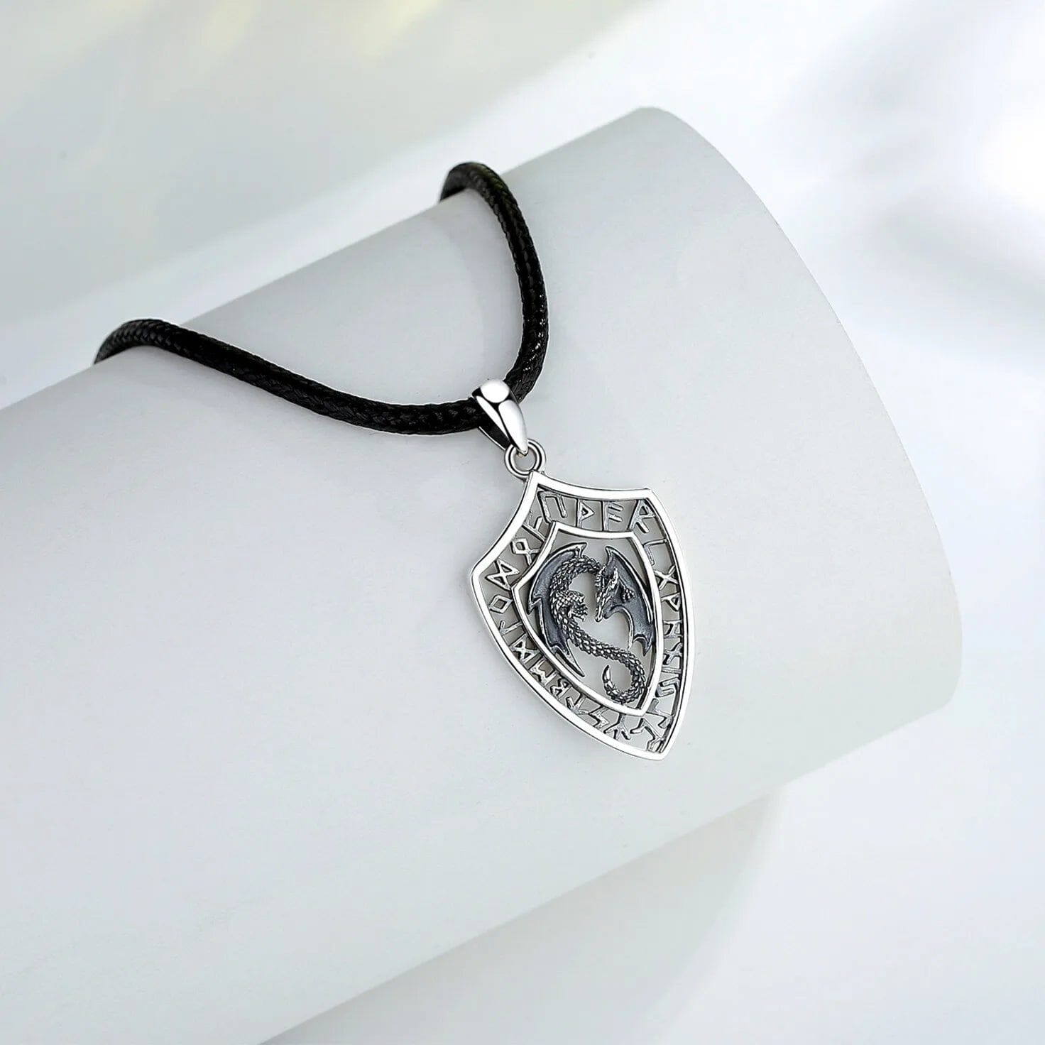 Colar Dragon Shield com Runas em Prata 925 Necklace Tesouros Vikings