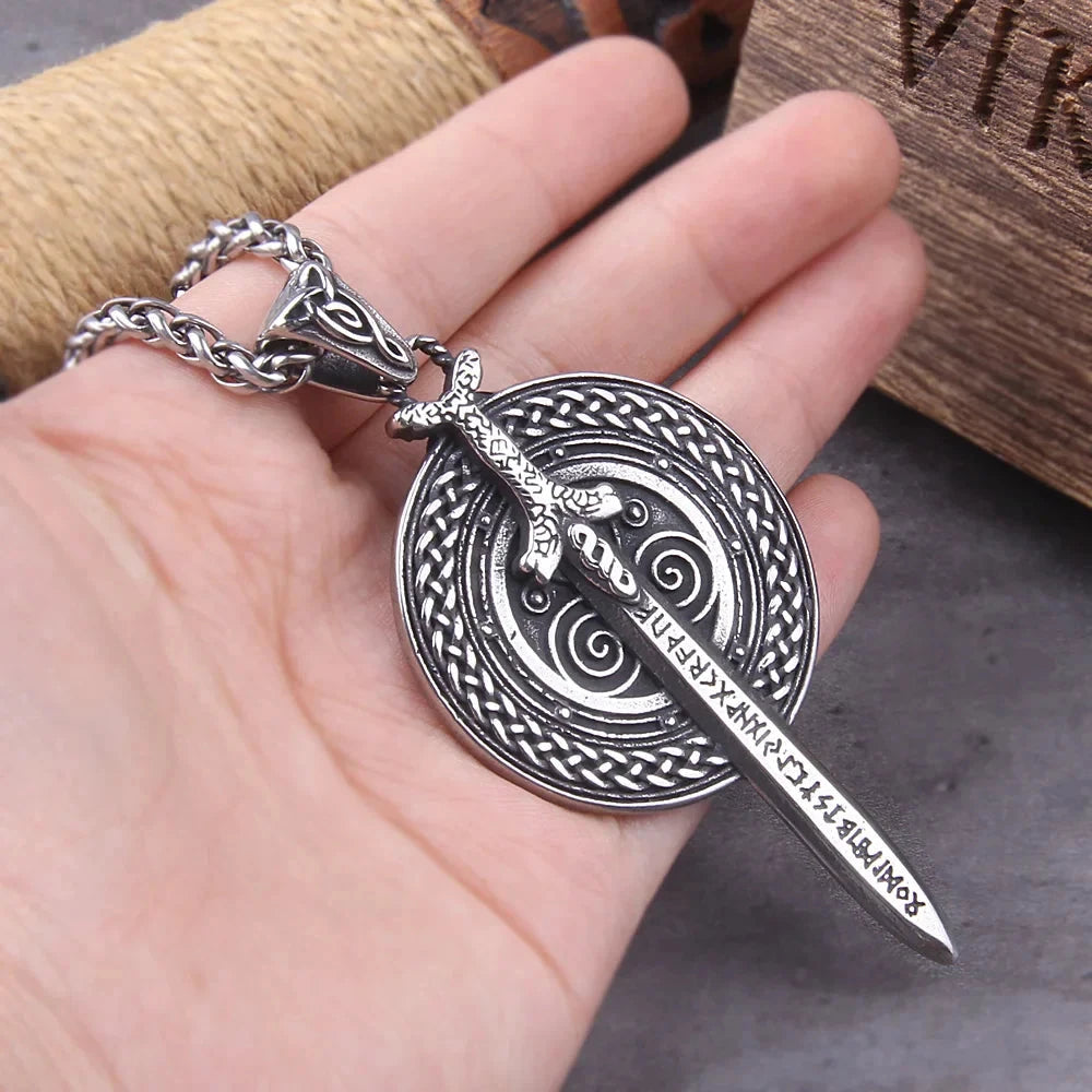 Colar Guardião de Midgard: Escudo e Espada em Aço Inoxidável Necklace Tesouros Vikings