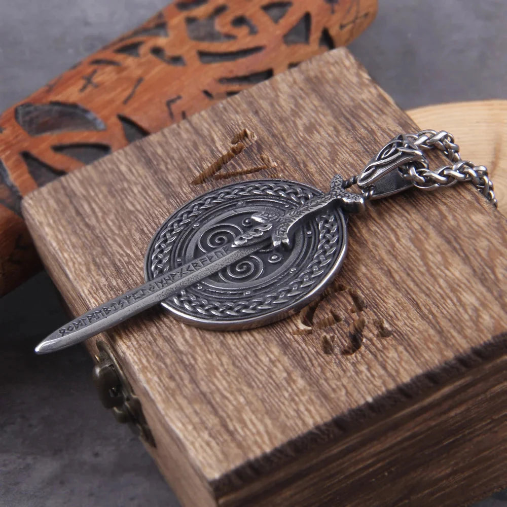 Colar Guardião de Midgard: Escudo e Espada em Aço Inoxidável Necklace Tesouros Vikings