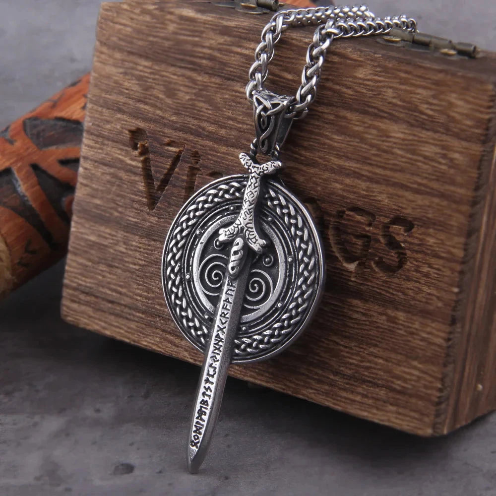 Colar Guardião de Midgard: Escudo e Espada em Aço Inoxidável Necklace Tesouros Vikings