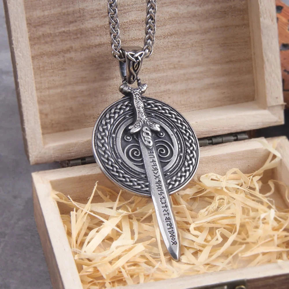 Colar Guardião de Midgard: Escudo e Espada em Aço Inoxidável Necklace Tesouros Vikings