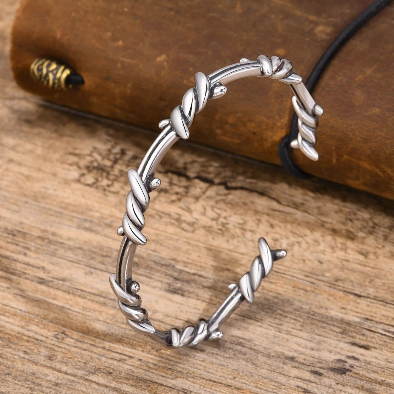 JARL - Bracelete de Arame Farpado em Aço Inoxidável Bracelet Tesouros Vikings