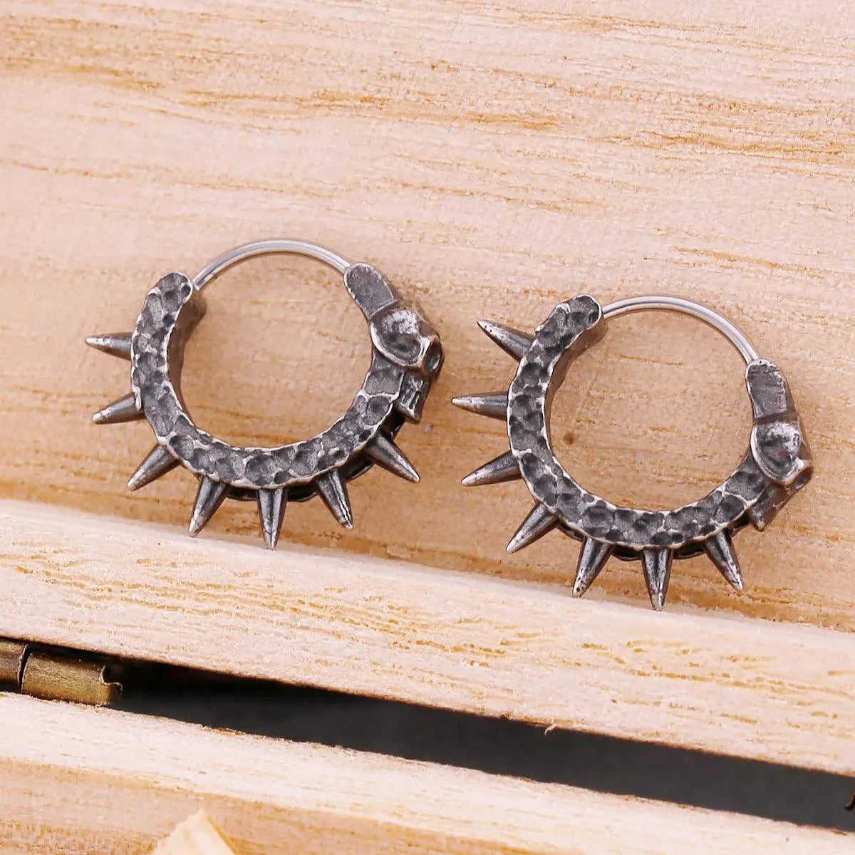 Par de Brincos Skull & Spikes em Aço Inoxidável Earrings Tesouros Vikings